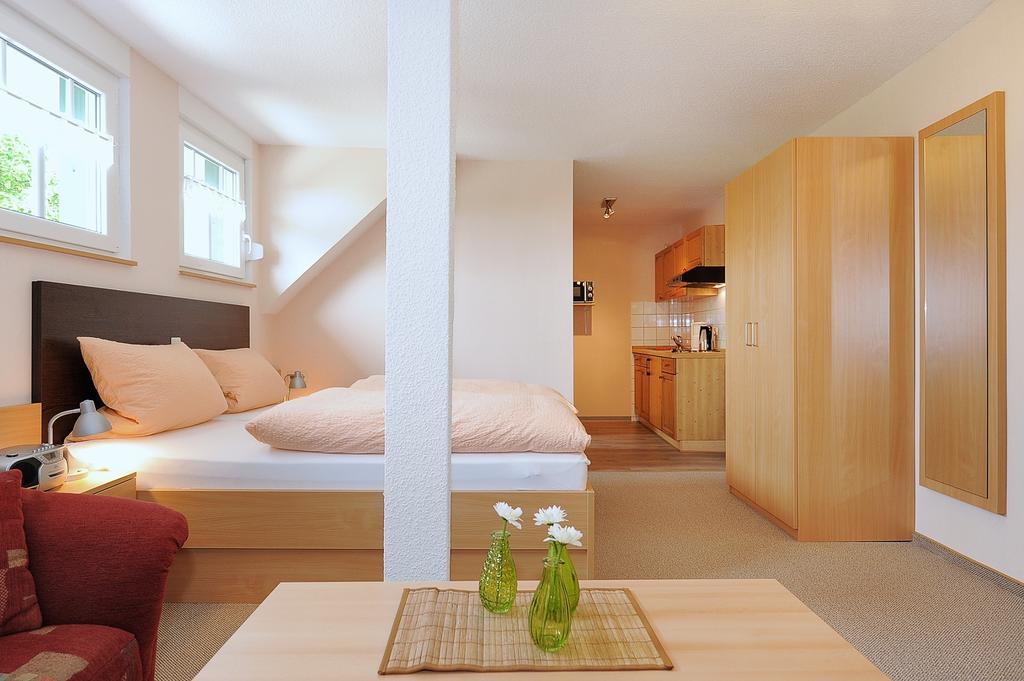 Pension Burggaststaette Heyken Neuharlingersiel Room photo